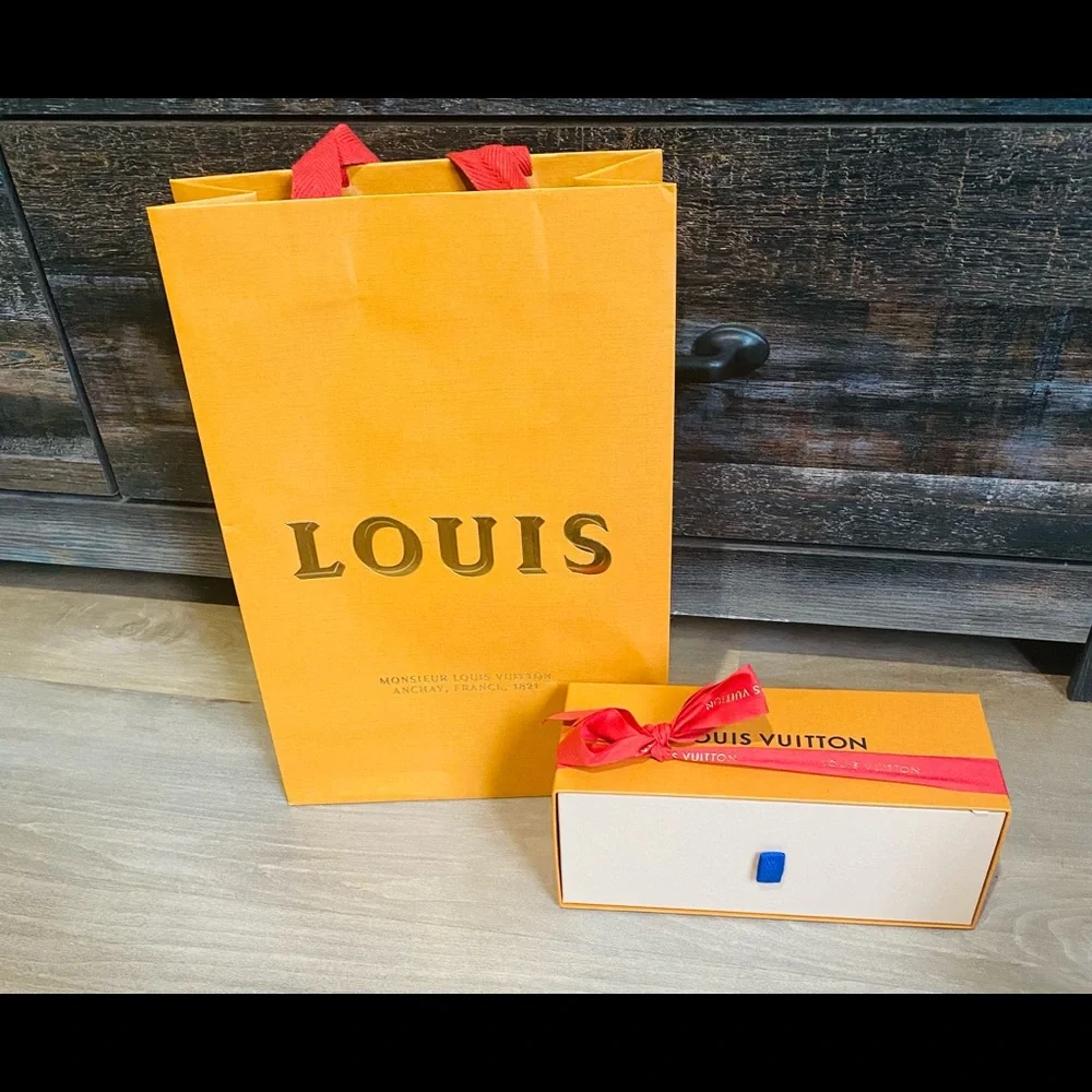 Louis Vuitton 2021 Holiday Box & Shopping Bag - Picture 2 of 9